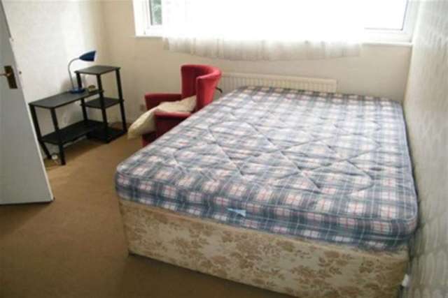  Image of 3 bedroom Maisonette to rent in Saxton Close London SE13 at London, SE13 5EQ