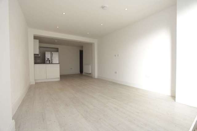  Image of 3 bedroom Flat to rent in Shacklewell Lane London E8 at Hackney Hackney London, E8 2EB