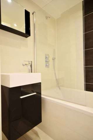  Image of 3 bedroom Flat to rent in Shacklewell Lane London E8 at Hackney Hackney London, E8 2EB
