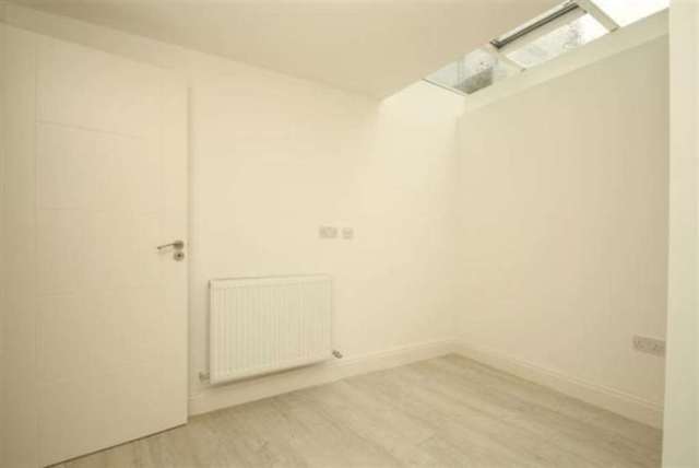  Image of 3 bedroom Flat to rent in Shacklewell Lane London E8 at Hackney Hackney London, E8 2EB