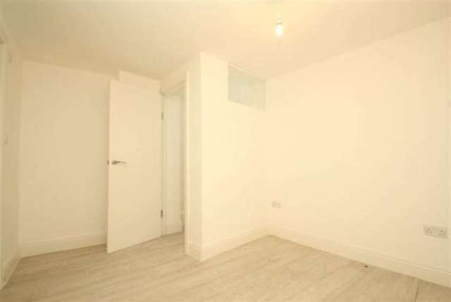  Image of 3 bedroom Flat to rent in Shacklewell Lane London E8 at Hackney Hackney London, E8 2EB