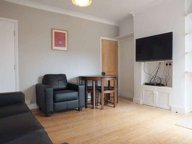  Image of 1 bedroom Detached house to rent in Shaftesbury Road Reading RG30 at Reading Berkshire Tilehurst, RG30 2QR