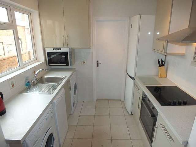  Image of 1 bedroom Detached house to rent in Shaftesbury Road Reading RG30 at Reading Berkshire Tilehurst, RG30 2QR