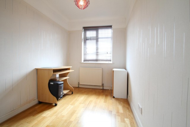  Image of 3 bedroom Detached house to rent in Sherwood Park Road Mitcham CR4 at Mitcham, CR4 1NJ