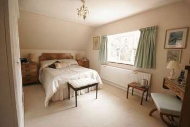  Image of 3 bedroom Detached house for sale in Shortheath Road Farnham GU9 at Shortheath Road  Farnham, GU9 8SL