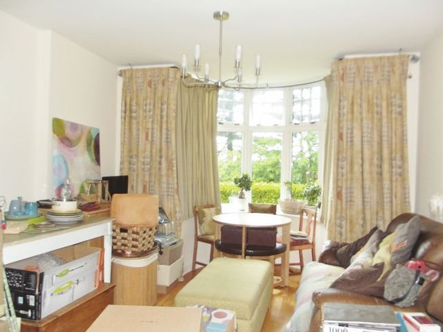  Image of 2 bedroom Flat to rent in Shrubbery Close High Wycombe HP13 at Shrubbery Close  High Wycombe, HP13 6FY