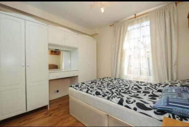  Image of Studio flat to rent in Sinclair Gardens London W14 at Sinclair Gardens Kensington London, W14 0AT
