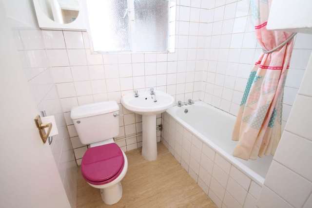  Image of 3 bedroom Flat to rent in South Bank Surbiton KT6 at South Bank  Surbiton, KT6 6DD
