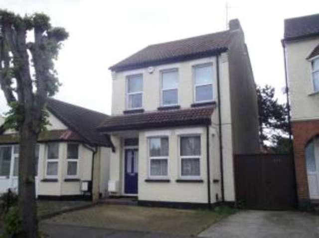  Image of 3 bedroom Detached house for sale in South Avenue Southend-on-Sea SS2 at Southend-on-Sea Essex Southchurch, SS2 4HT