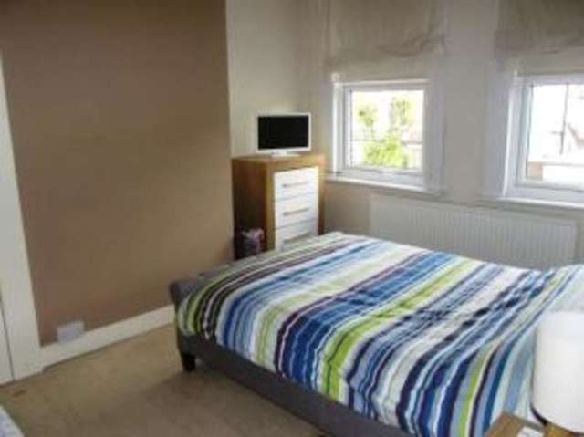  Image of 3 bedroom Detached house for sale in South Avenue Southend-on-Sea SS2 at Southend-on-Sea Essex Southchurch, SS2 4HT