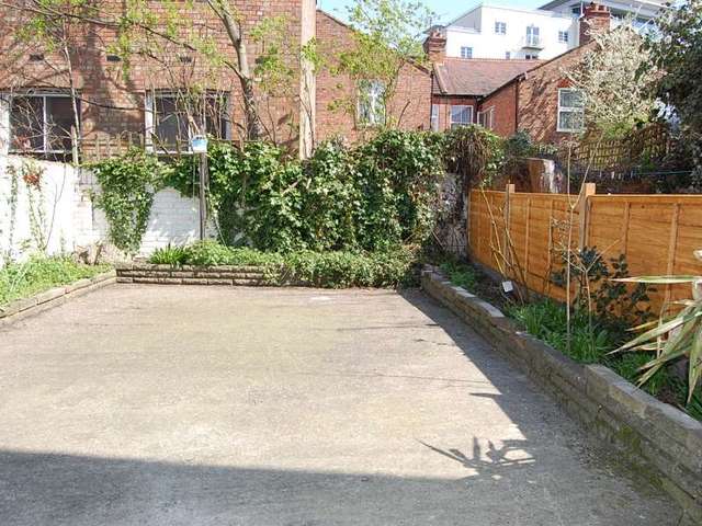  Image of 2 bedroom Detached house to rent in Manns Road Edgware HA8 at Southview House  Edgware, HA8 7NF