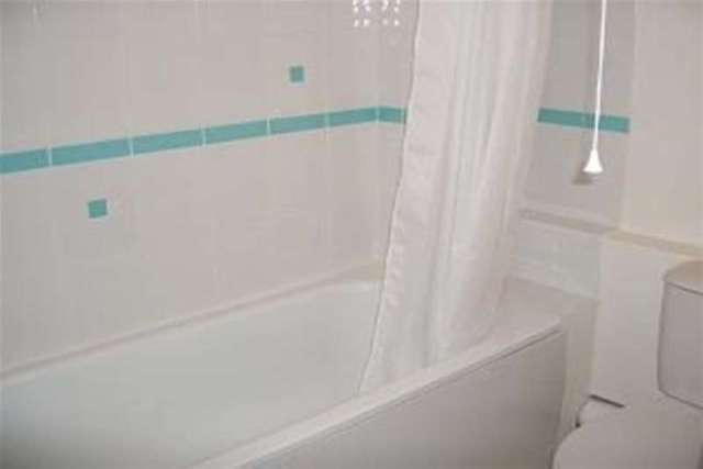  Image of Flat to rent in Station Road Redhill RH1 at Redhill, RH1 1PF