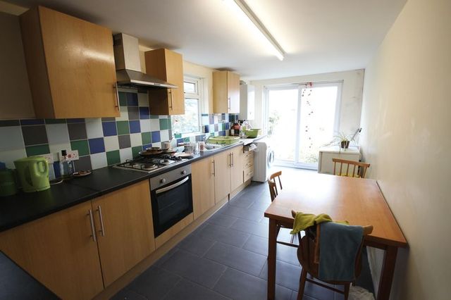  Image of 3 bedroom Terraced house to rent in Stockwood Crescent Luton LU1 at Stockwood Crescent  Luton, LU1 3SS