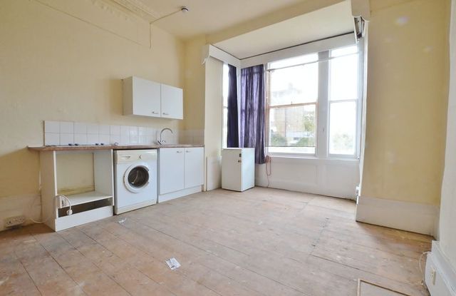  Image of 1 bedroom Flat to rent in Queen Elizabeths Walk London N16 at Queen Elizabeths Walk  London, N16 5UG