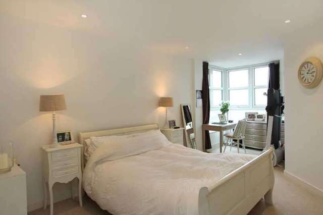  Image of 2 bedroom Apartment to rent in Upper Richmond Road London SW15 at East Putney, SW15 2SR