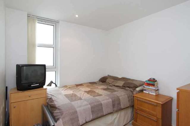  Image of 2 bedroom Apartment to rent in Upper Richmond Road London SW15 at East Putney, SW15 2SR