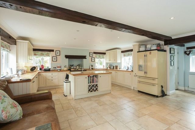  Image of 5 bedroom Detached house for sale in Back Street Tetsworth Thame OX9 at Back Street Tetsworth Thame, OX9 7AA