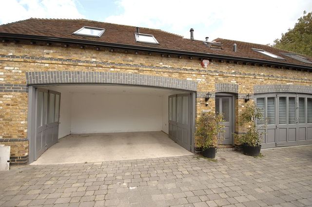  Image of 2 bedroom Flat to rent in Alexandra Road Addlestone KT15 at Studio Mews Alexandra Road Addlestone, KT15 2PQ