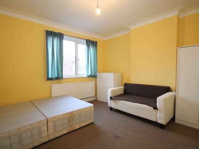  Image of 1 bedroom Property to rent in The Promenade Edgware HA8 at Room 5  Edgware, HA8 7JZ