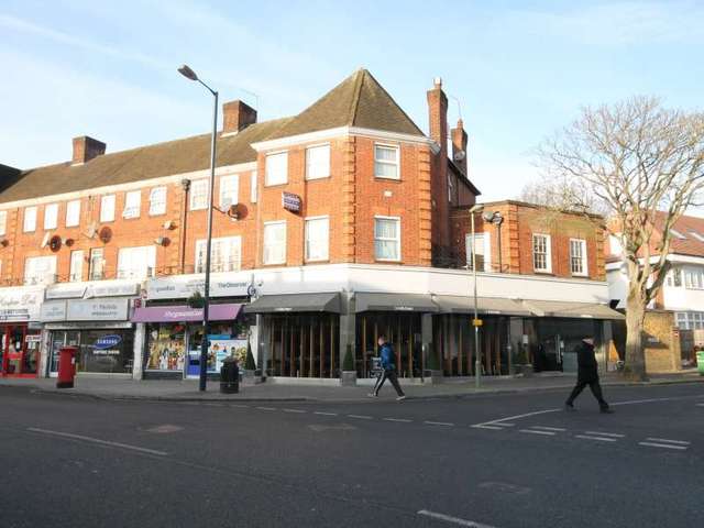  Image of 1 bedroom Property to rent in The Promenade Edgware HA8 at Room 5  Edgware, HA8 7JZ