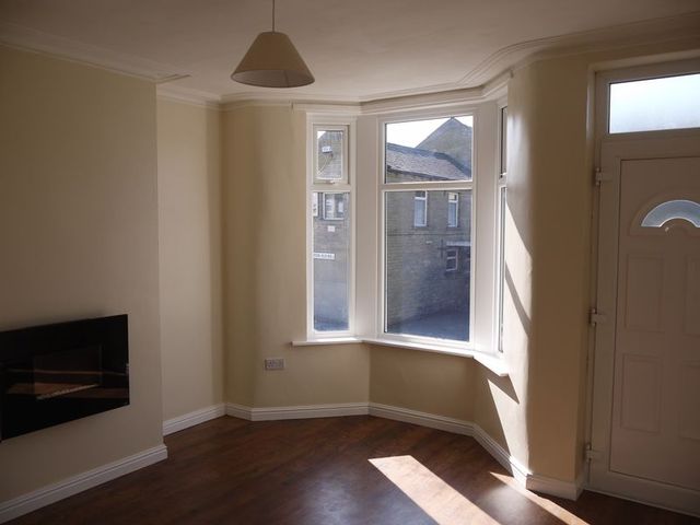  Image of 3 bedroom Detached house for sale in Thornton Old Road Bradford BD8 at Thornton Old Road  Bradford, BD8 0HT
