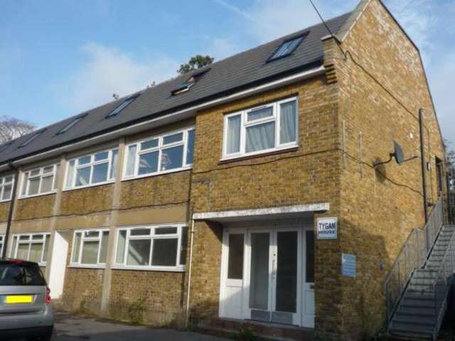  Image of 1 bedroom Flat to rent in The Broadway Cheam Sutton SM3 at 10-16 The Broadway  Cheam, SM3 8AY