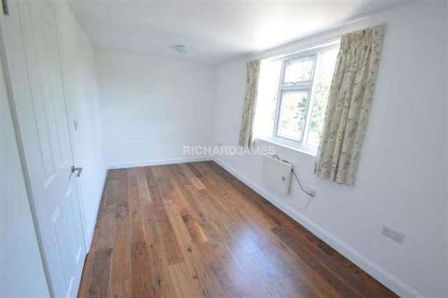  Image of 6 bedroom Detached house to rent in Uphill Road London NW7 at Mill Hill, NW7 4PT