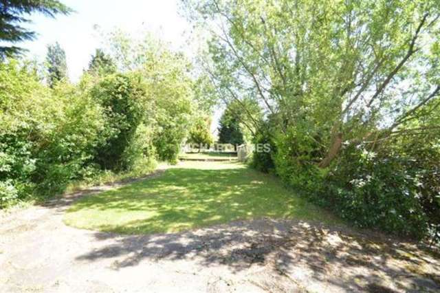  Image of 6 bedroom Detached house to rent in Uphill Road London NW7 at Mill Hill, NW7 4PT