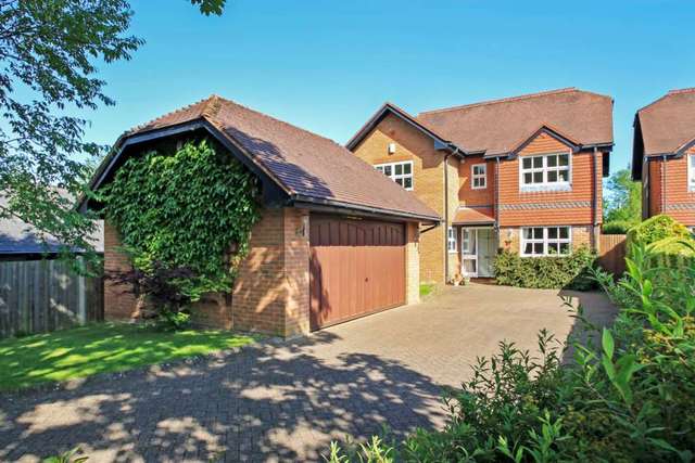  Image of 5 bedroom Detached house for sale in Wallace Drive Eaton Bray Dunstable LU6 at Wallace Drive Eaton Bray Dunstable, LU6 2DF