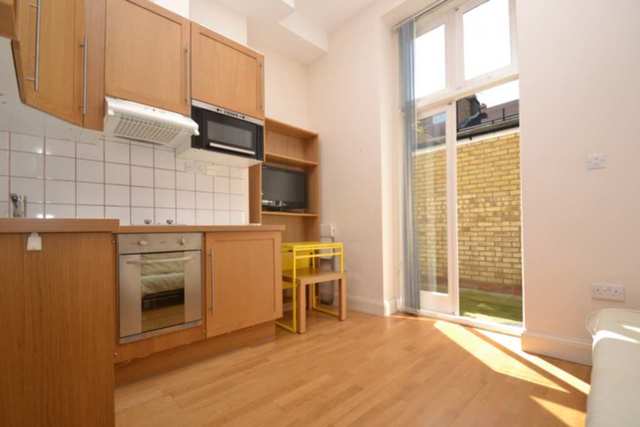  Image of Flat to rent in Warbeck Road London W12 at Warbeck Road  London, W12 8NS