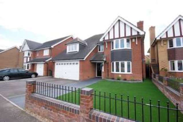  Image of 4 bedroom Detached house for sale in Wellington Drive Lee-on-the-Solent PO13 at Wellington Drive  Lee-On-The-Solent, PO13 8FZ