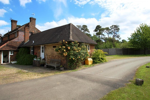  Image of 1 bedroom Flat to rent in Antlands Lane Shipley Bridge Horley RH6 at Westlands Farm Cottages Antlands Lane, Shipley Bridge Horley, RH6 9TE