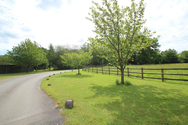  Image of 1 bedroom Flat to rent in Antlands Lane Shipley Bridge Horley RH6 at Westlands Farm Cottages Antlands Lane, Shipley Bridge Horley, RH6 9TE