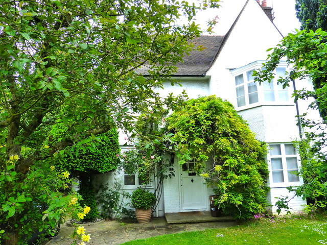  Image of 4 bedroom Semi-Detached house to rent in Willifield Way London NW11 at HAMPSTEAD GARDEN SUBURB  London, NW11 6YA