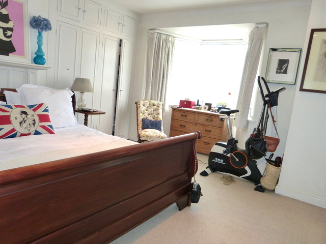  Image of 4 bedroom Semi-Detached house to rent in Willifield Way London NW11 at HAMPSTEAD GARDEN SUBURB  London, NW11 6YA