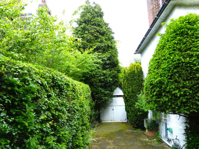  Image of 4 bedroom Semi-Detached house to rent in Willifield Way London NW11 at HAMPSTEAD GARDEN SUBURB  London, NW11 6YA