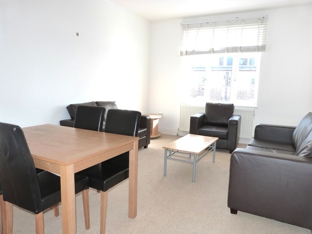  Image of 3 bedroom Flat to rent in Golders Green Road London NW11 at London, NW11 9PR