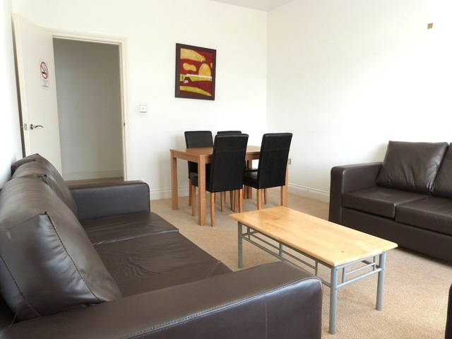  Image of 3 bedroom Flat to rent in Golders Green Road London NW11 at London, NW11 9PR