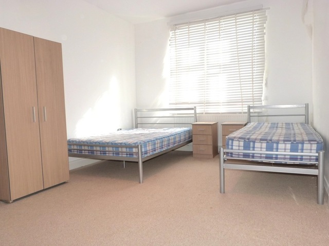  Image of 3 bedroom Flat to rent in Golders Green Road London NW11 at London, NW11 9PR