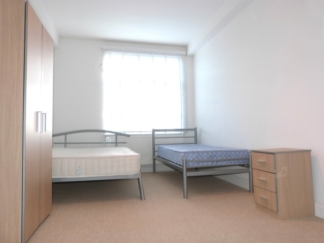  Image of 3 bedroom Flat to rent in Golders Green Road London NW11 at London, NW11 9PR