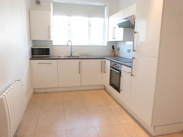  Image of 3 bedroom Flat to rent in Golders Green Road London NW11 at London, NW11 9PR