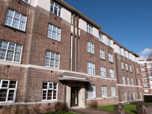 Image of 3 bedroom Flat to rent in Golders Green Road London NW11 at London, NW11 9PR