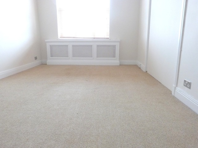 Image of 3 bedroom Apartment to rent in Golders Green Road London NW11 at London, NW11 9PR