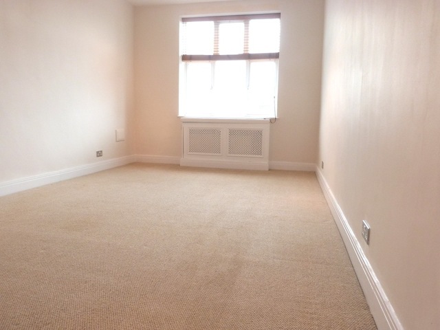  Image of 3 bedroom Apartment to rent in Golders Green Road London NW11 at London, NW11 9PR