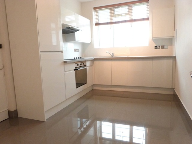  Image of 3 bedroom Apartment to rent in Golders Green Road London NW11 at London, NW11 9PR