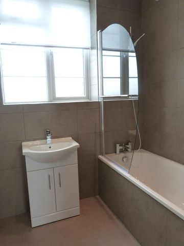  Image of 3 bedroom Apartment to rent in Golders Green Road London NW11 at London, NW11 9PR