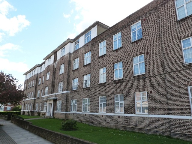  Image of 3 bedroom Apartment to rent in Golders Green Road London NW11 at London, NW11 9PR
