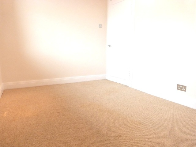  Image of 3 bedroom Apartment to rent in Golders Green Road London NW11 at London, NW11 9PR