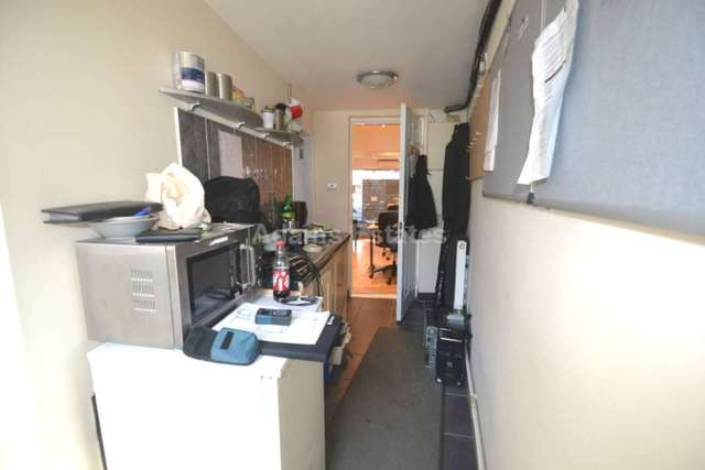  Image of Detached house to rent in Wokingham Road Earley Reading RG6 at Wokingham Road  Reading, RG6 1JL