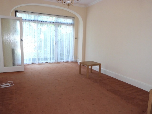  Image of 2 bedroom Apartment to rent in Woodstock Avenue London NW11 at GOLDERS GREEN  LONDON, NW11 9RH